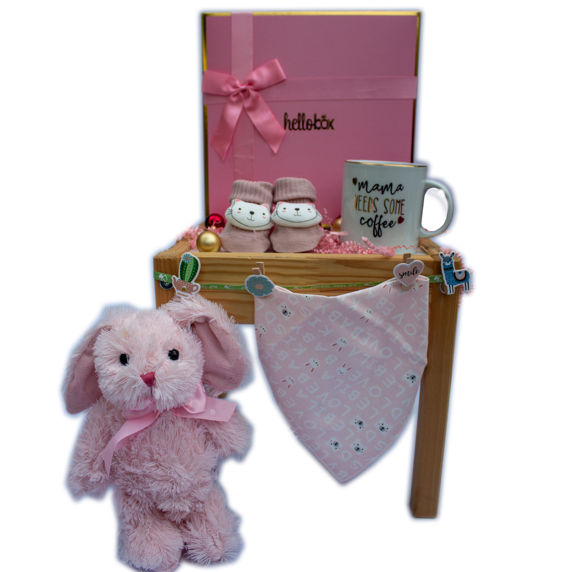 Baby Geschenkset für Neugeborene Mädchen mit weißem Hasen und Katze, inklusive Socken, Lätzchen und Kaffeetasse in einer Geschenkbox.
